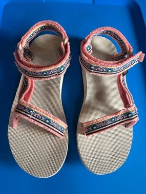 Teva Universal Maressa. Size 9. Apricot pink and cream. EUC